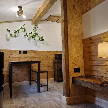 Two-Bedroom Cosy Country Lodge With Private Patio Greenhithe Zewnętrze zdjęcie