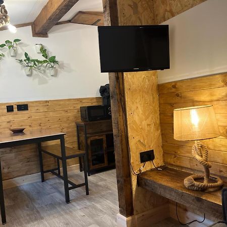 Two-Bedroom Cosy Country Lodge With Private Patio Greenhithe Zewnętrze zdjęcie