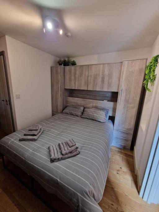 Two-Bedroom Cosy Country Lodge With Private Patio Greenhithe Zewnętrze zdjęcie