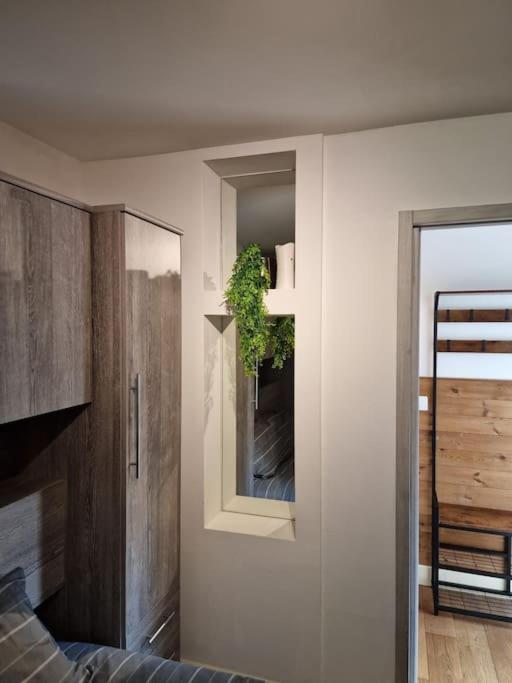 Two-Bedroom Cosy Country Lodge With Private Patio Greenhithe Zewnętrze zdjęcie