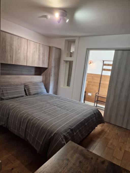 Two-Bedroom Cosy Country Lodge With Private Patio Greenhithe Zewnętrze zdjęcie