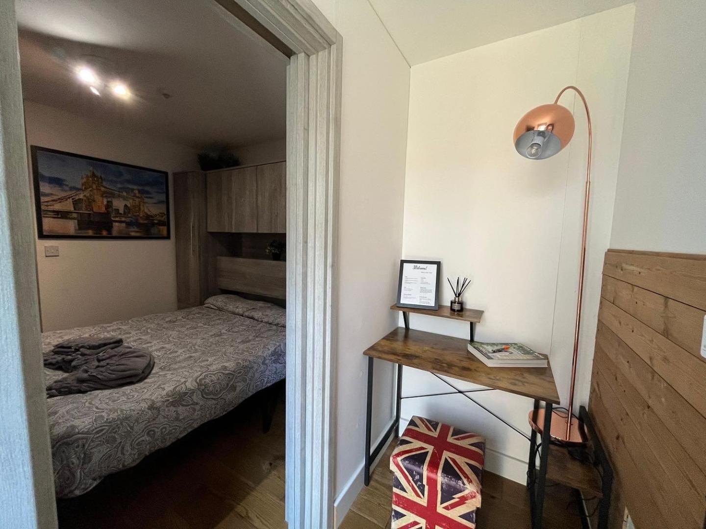 Two-Bedroom Cosy Country Lodge With Private Patio Greenhithe Zewnętrze zdjęcie