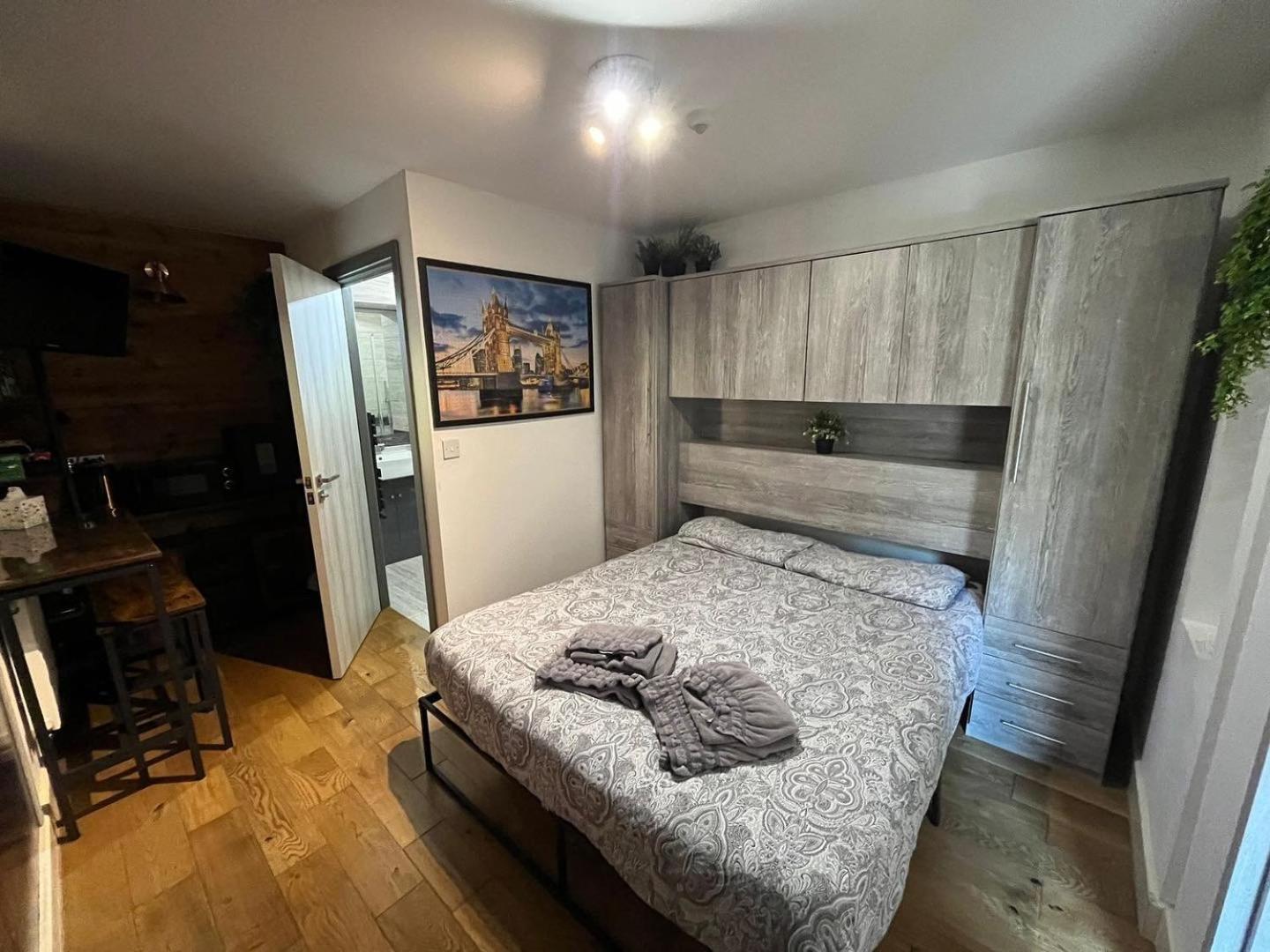 Two-Bedroom Cosy Country Lodge With Private Patio Greenhithe Zewnętrze zdjęcie