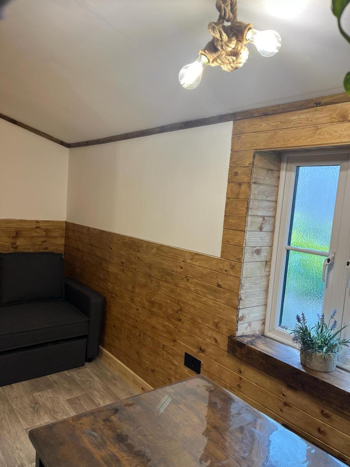 Two-Bedroom Cosy Country Lodge With Private Patio Greenhithe Zewnętrze zdjęcie