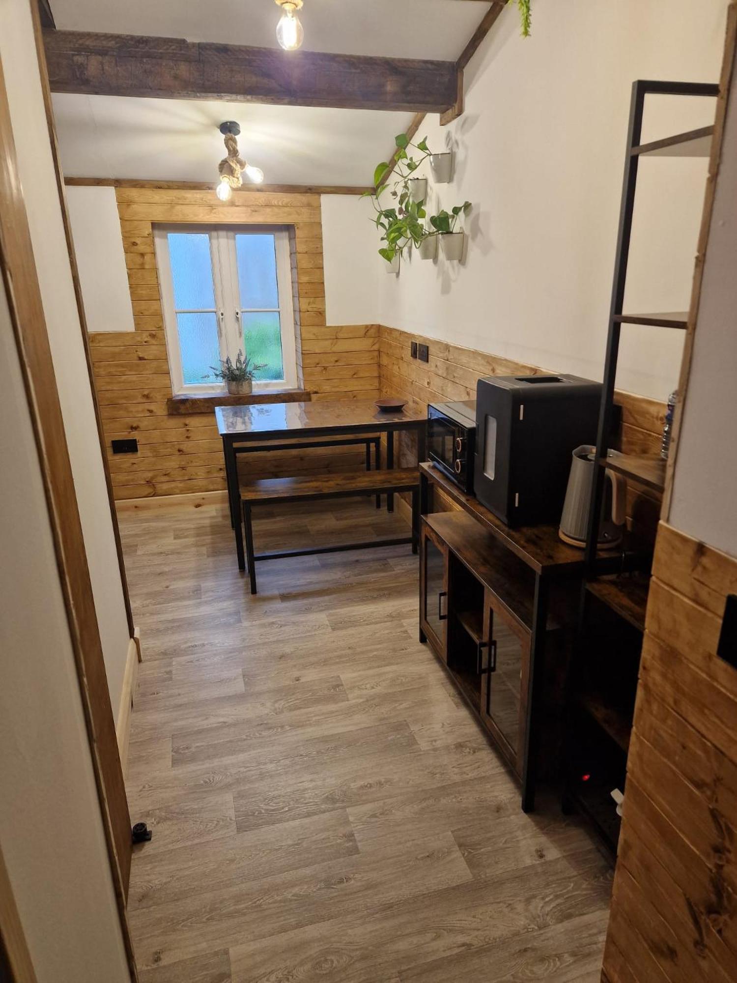 Two-Bedroom Cosy Country Lodge With Private Patio Greenhithe Zewnętrze zdjęcie