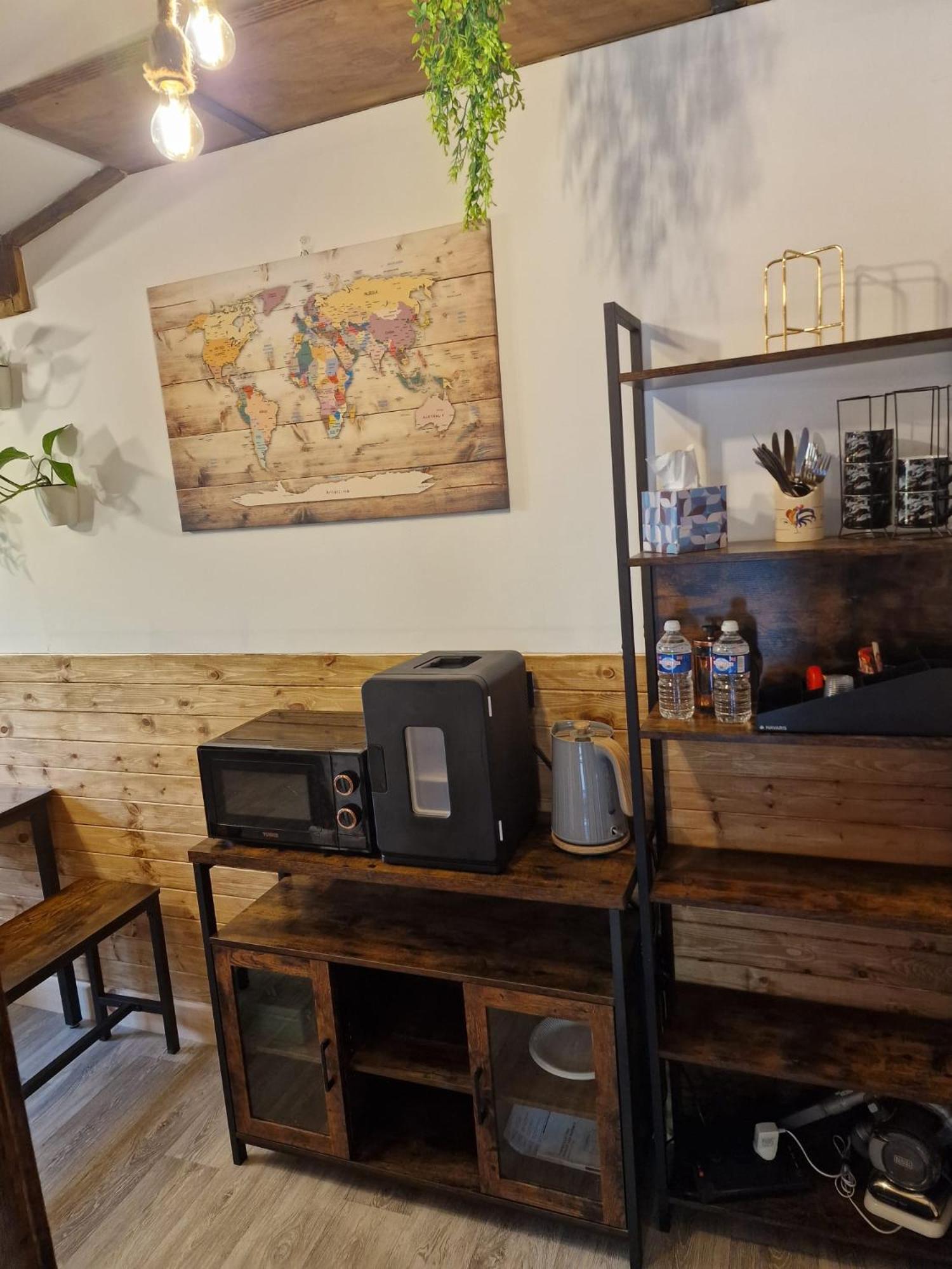 Two-Bedroom Cosy Country Lodge With Private Patio Greenhithe Zewnętrze zdjęcie